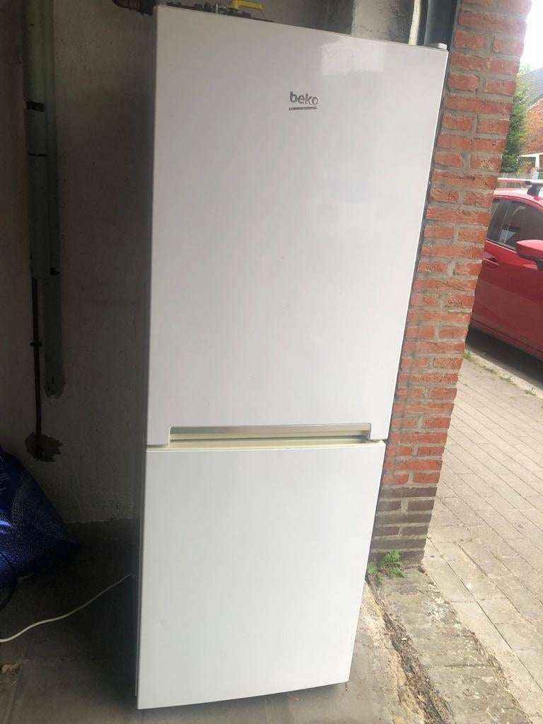 Zuinige Koelkast+diepvries Beko RSCA240M30W, Ophalen, 100 tot 150 liter, Met aparte vriezer, Zo goed als nieuw