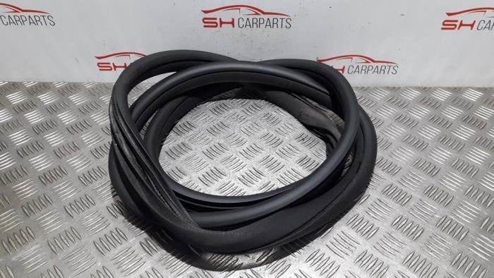 Portierrubber 4Deurs links-achter van een Mercedes GLC-Klass, Gebruikt, -, Ophalen of Verzenden, -