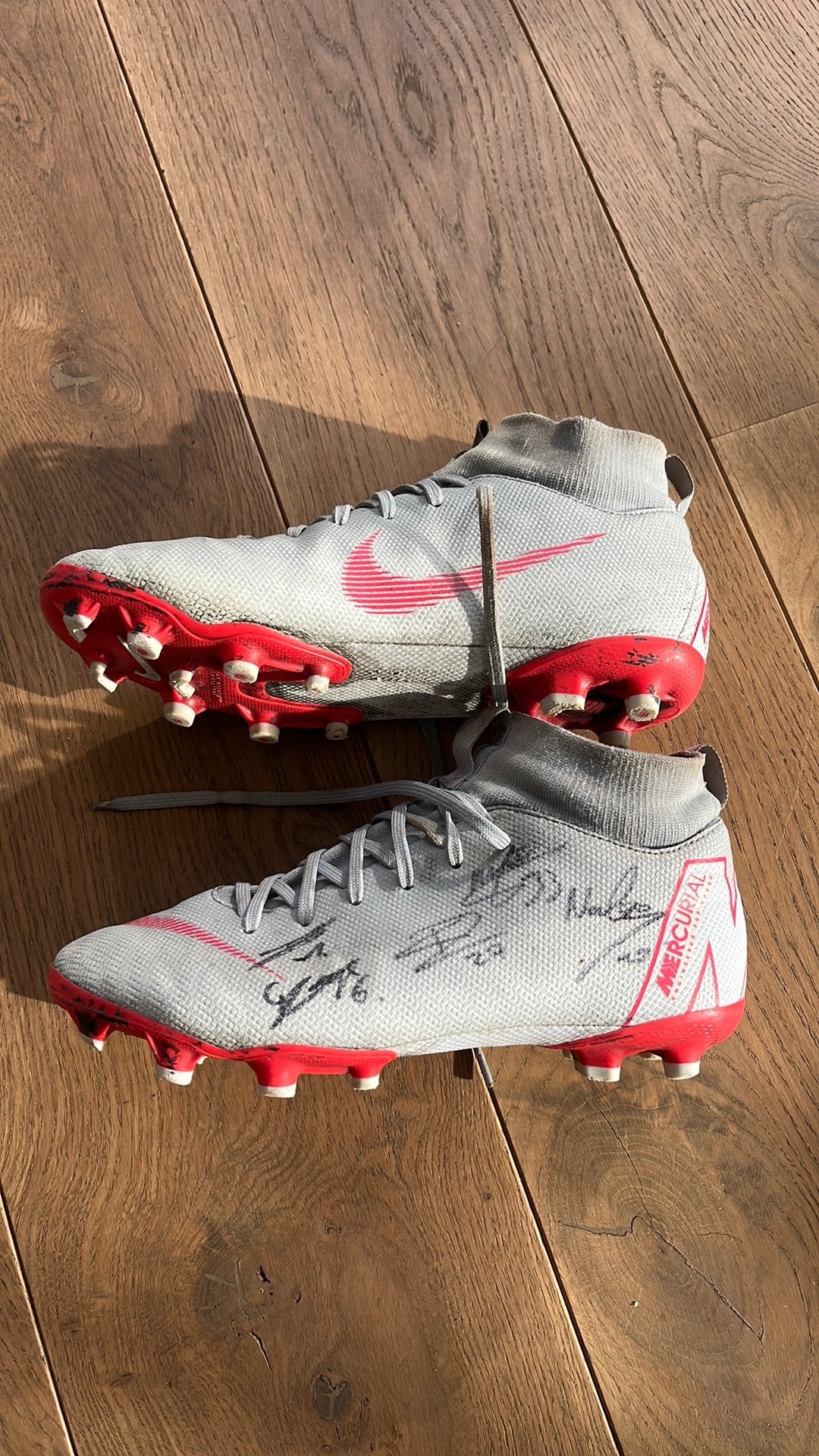 Door OHL-spelers gehandtekende voetbalschoenen Nike - 36, Sports & Fitness, Football, Enlèvement ou Envoi, Utilisé, Chaussures