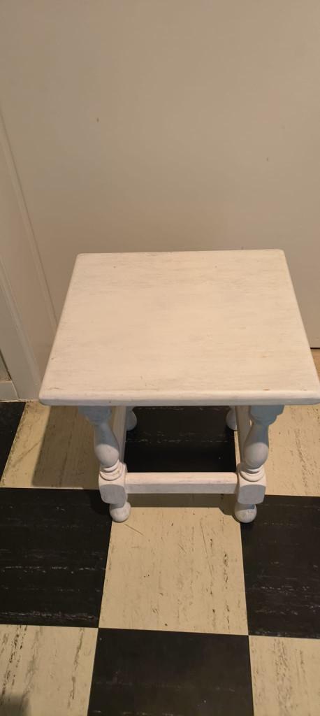 Wit geschilderd houten bijzettafeltje (44cm*36cm*32cm), Ophalen, Minder dan 45 cm, Minder dan 55 cm, Gebruikt