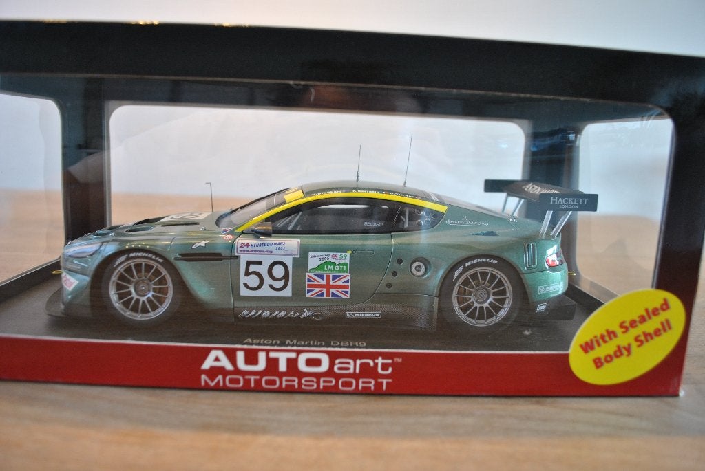Aston Martin DBR9 24hrs LeMans 2005 #59 AutoArt, Hobby en Vrije tijd, Modelauto's | 1:18, Ophalen of Verzenden, Zo goed als nieuw