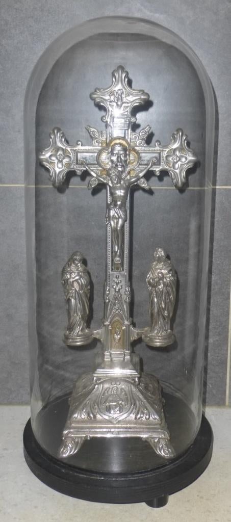 crucifix sous globe, Enlèvement