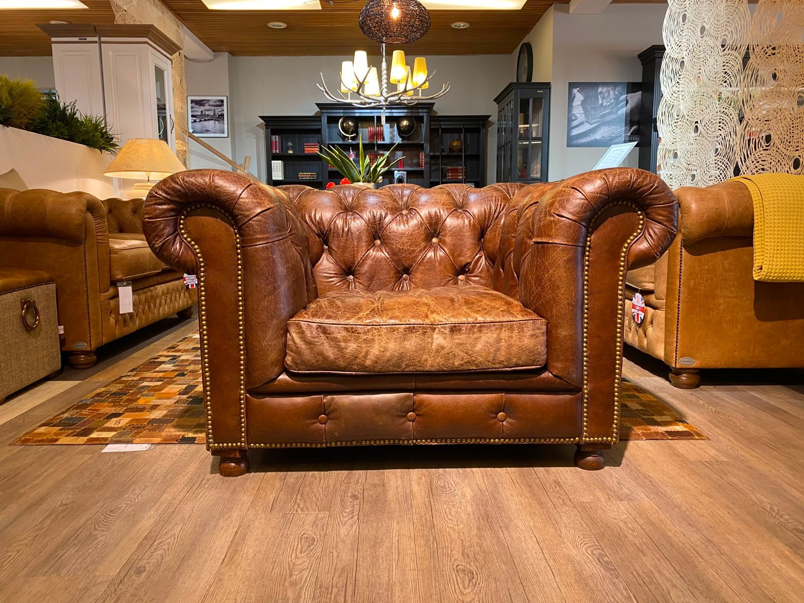 STOERE INDUSTRIËLE VINTAGE COGNAC CHESTERFIELD CLUB FAUTEUIL, Antiek en Kunst, Ophalen of Verzenden