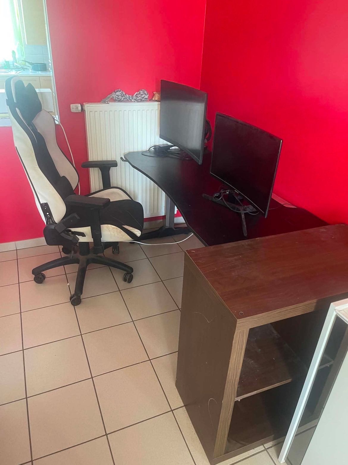 Chaisse gaming, bureau et les deux ecrans