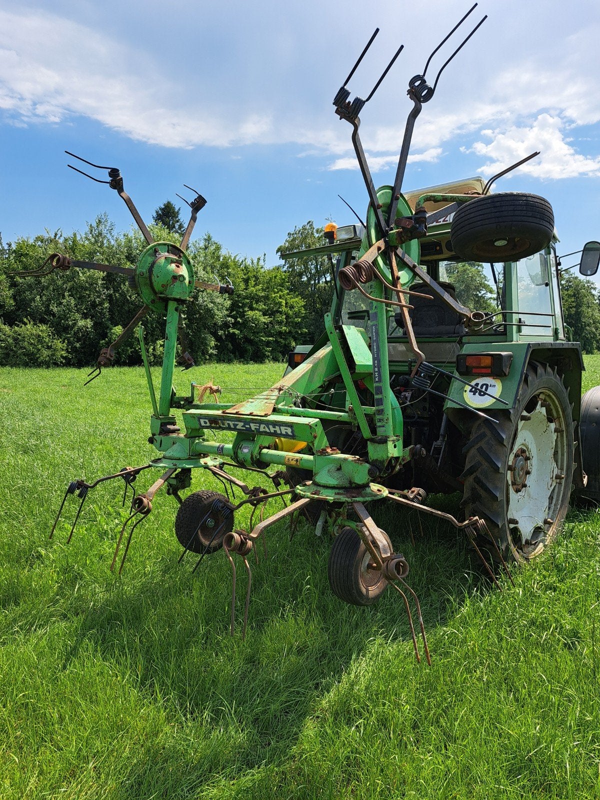 Deutz schudder 2.52 en trioliet strooier, Ophalen