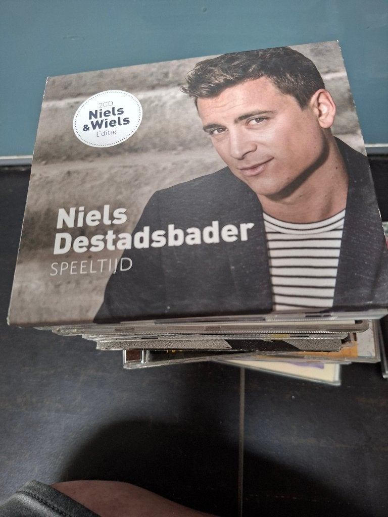 cd - niels destadsbader - speeltijd(niels & wiels editie)2cd, Ophalen of Verzenden, Zo goed als nieuw, Inclusief boekje, Pop