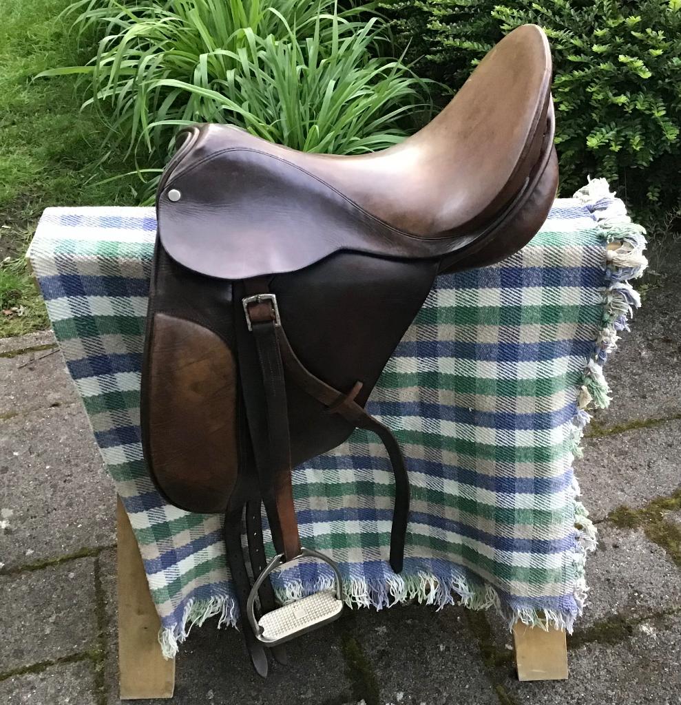 Dressuurzadel County Saddlery England 16 inch en zadeldek, Dieren en Toebehoren, Ophalen of Verzenden, Zo goed als nieuw, Dressuur