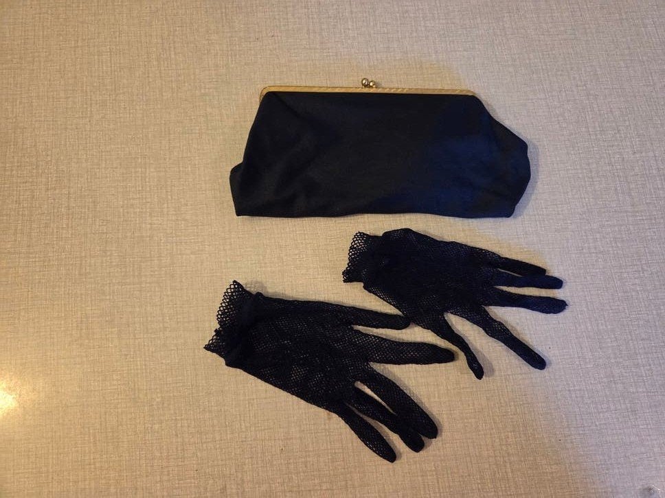 Clutch donkerblauw + handschoenen., Kleding | Dames, Mutsen, Sjaals en Handschoenen, Ophalen of Verzenden, Zo goed als nieuw, Handschoenen
