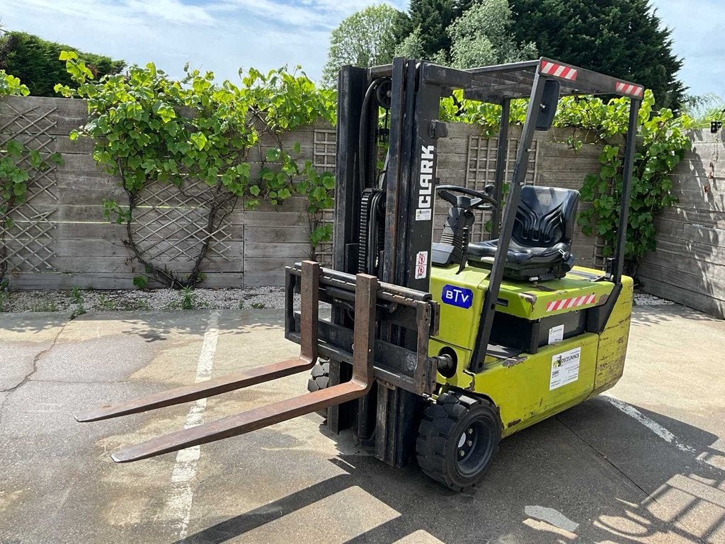Clark Vorkheftruck 2000kg - functioneel, Zakelijke goederen, Machines en Bouw | Heftrucks en Intern transport, Elektrisch, Heftruck