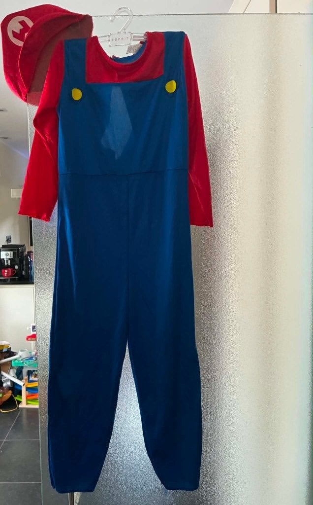 Mariokostuum met Wario-pet (rood), Ophalen, Gebruikt, 110 t/m 116, Jongen of Meisje
