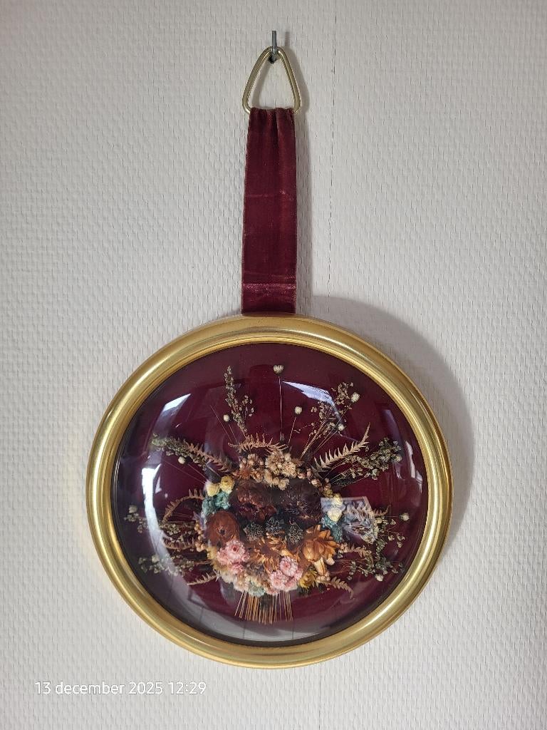 Vintage wanddecoratie – gedroogde bloemen onder bol glas, Ophalen of Verzenden, Zo goed als nieuw