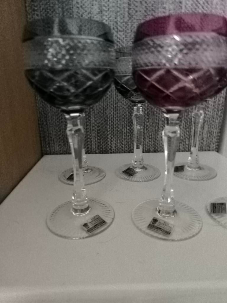 6 gekleurde kristallen glazen, Enlèvement