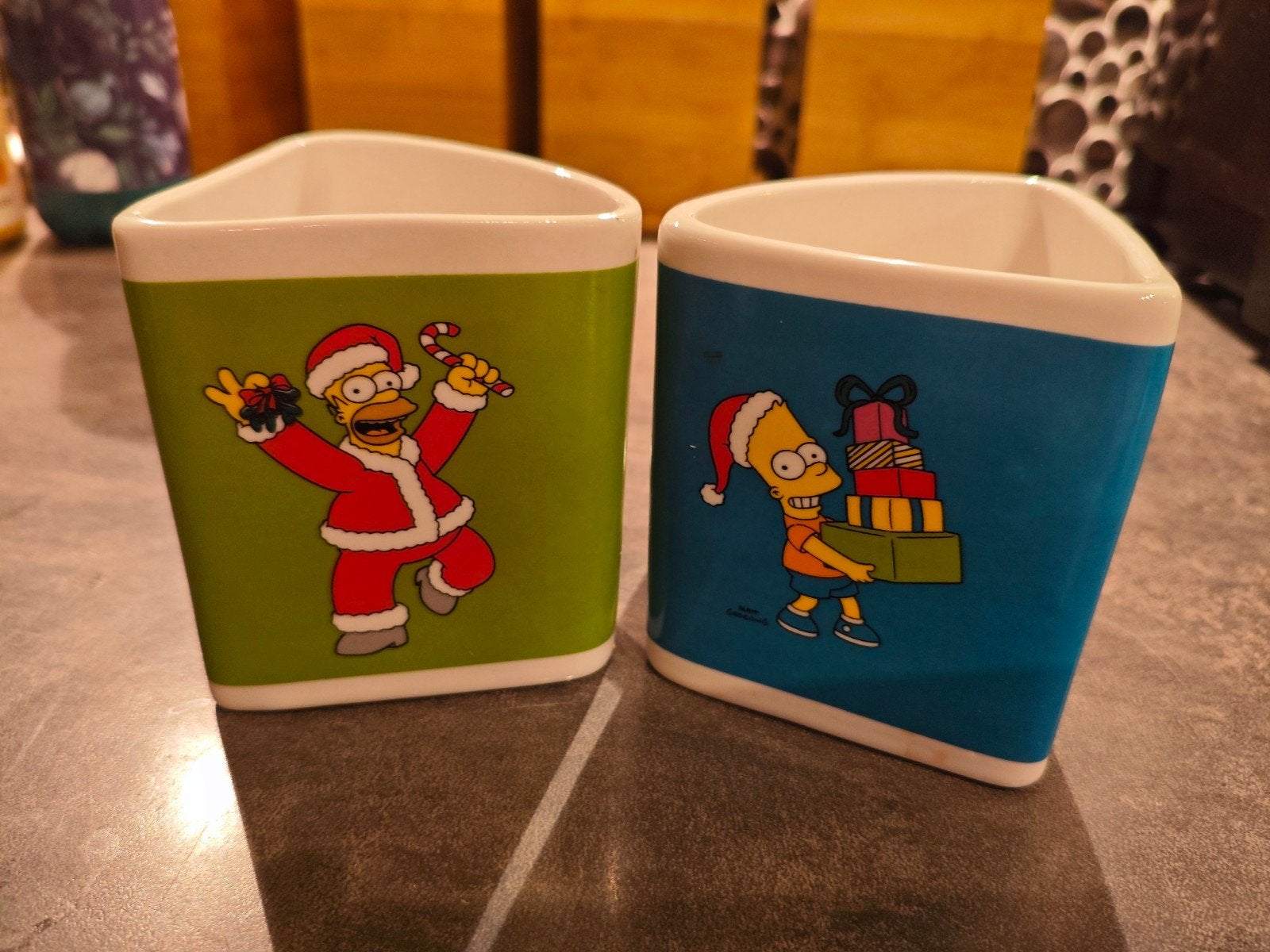 Deux mugs triangulaires Simpsons Quick (collector), Collections, Collections Autre, Comme neuf, Enlèvement