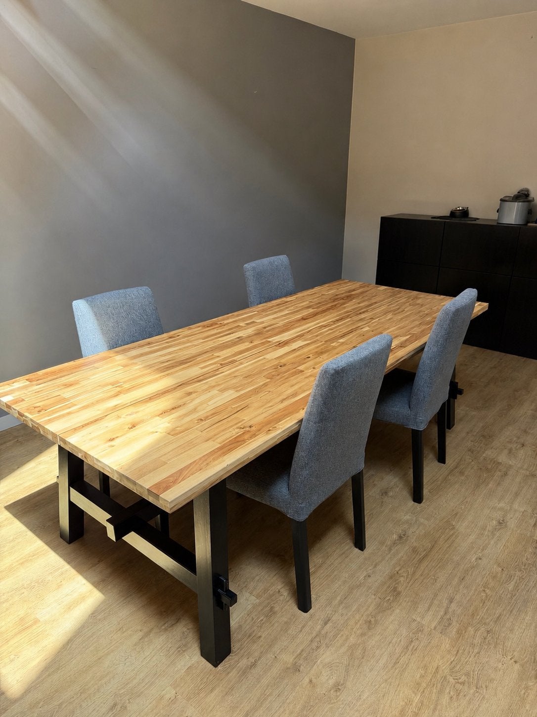 Table IKEA SKOGSTA + 4 chaises IKEA BERGMUND, Maison & Meubles, Tables | Tables à manger, Enlèvement, Comme neuf