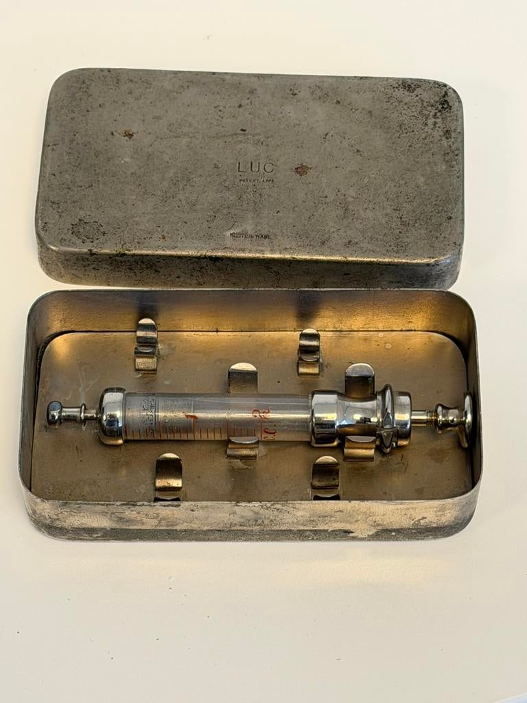 Seringue médicale en verre antique en étain 1940 LUC, Antiquités & Art, Antiquités | Outils & Instruments, Enlèvement ou Envoi