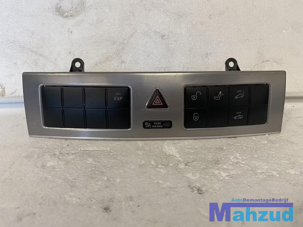 MERCEDES C klasse W203 Middenconsole alarmlicht schakelaar 2, Mercedes-Benz AG, Mercedes-Benz, Utilisé, Mercedesstrasse 120
70372  Stuttgart, DE