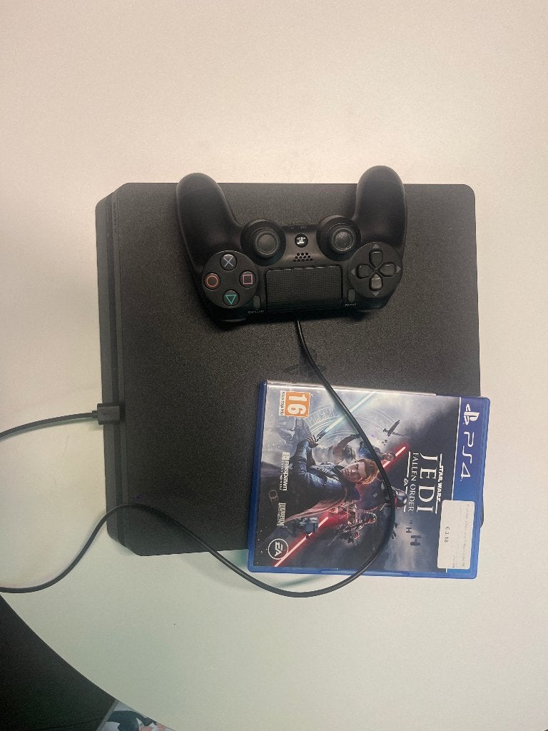 Ps4+controller en game, Games en Spelcomputers, Spelcomputers | Sony PlayStation 4, Ophalen, 500 GB, Zo goed als nieuw, Met harde schijf