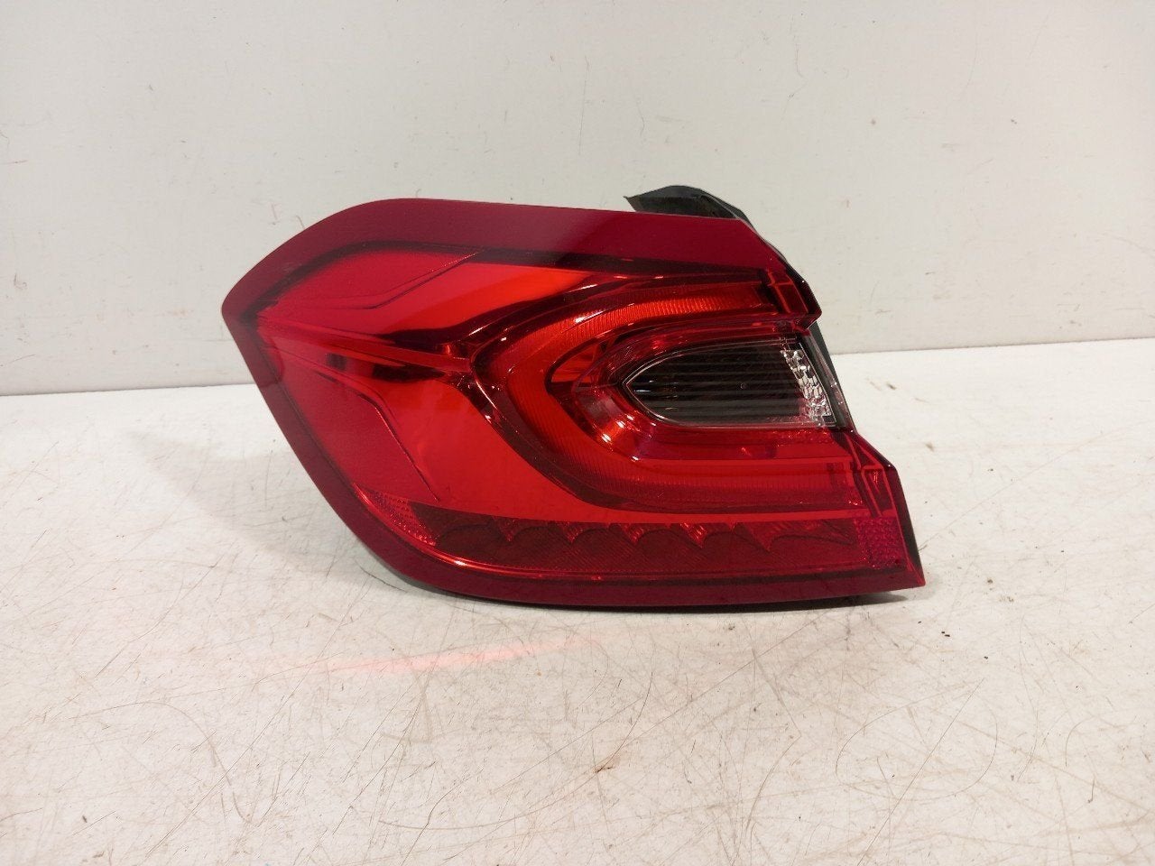 Achterlicht links buiten Ford Fiesta, Onderdelen@venauto.nl, Van der Ven Autorecycling B.V., Gebruikt, Ettenseweg 76, 4706 PB Roosendaal, The Netherlands