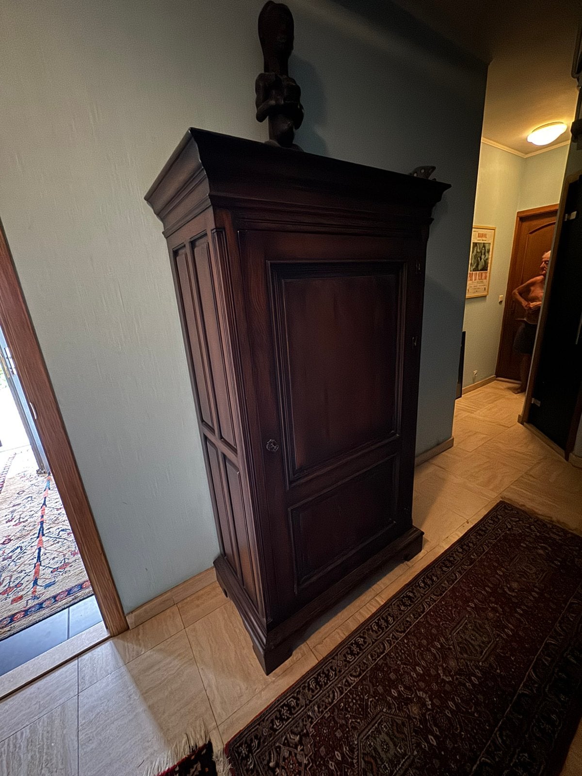 Klassieke houten linnenkast, Ophalen