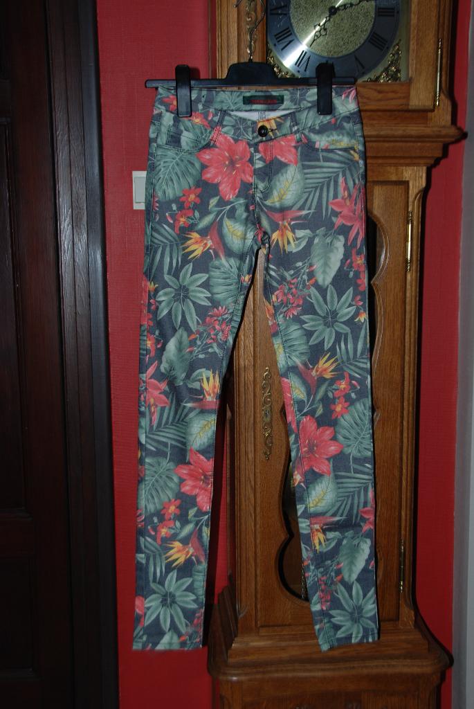 Jeans met bloemenprint „Toxic 3" T34 of 14A, skinny fit, Overige kleuren, Ophalen of Verzenden, Zo goed als nieuw, W27 (confectie 34) of kleiner