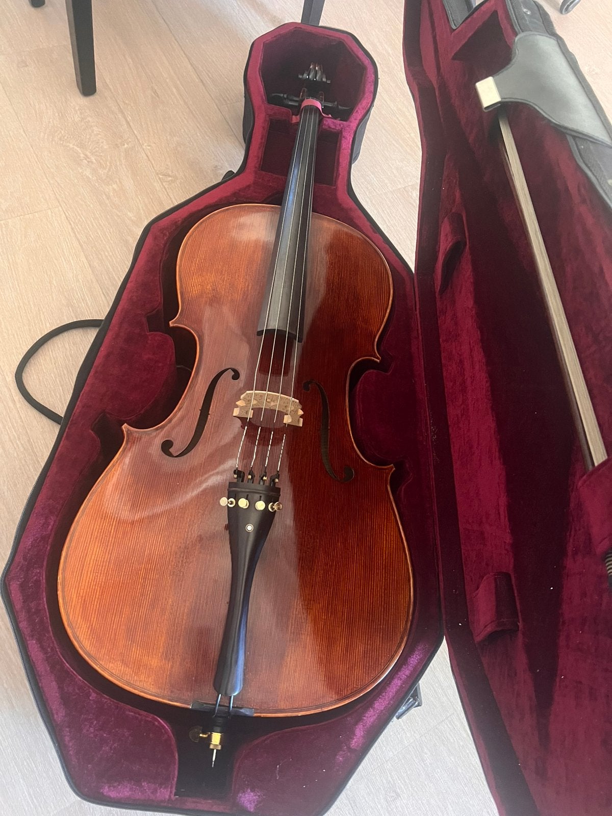 Cello 4 x 4 met koffer en strijkstok, Muziek en Instrumenten, Strijkinstrumenten | Cello's, Ophalen, Zo goed als nieuw, Met koffer