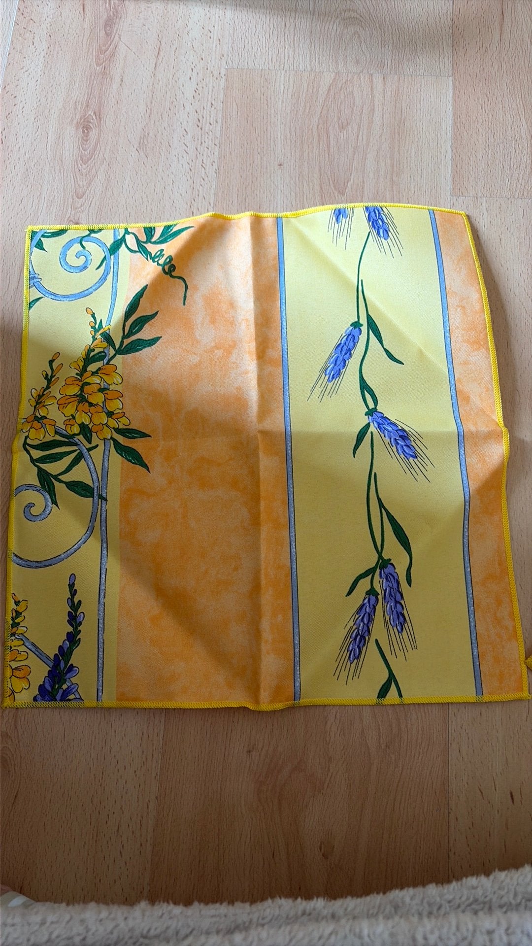 12 servetten + bijpassend groot tafelkleed, Huis en Inrichting, Ophalen, Met decoratie, Geel, Nieuw