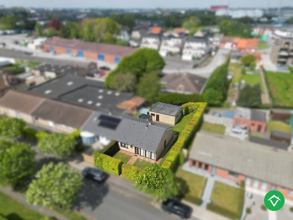 Rustig gelegen gelijkvloerse halfopen woning met 2 slpk's, Immo, 200 tot 500 m², Roeselare, 328 kWh/m²/jaar, 2 kamers