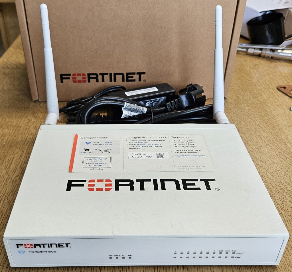 Fortinet FortiWiFi 60E-router, Computers en Software, Routers en Modems, Ophalen of Verzenden, Gebruikt, Router