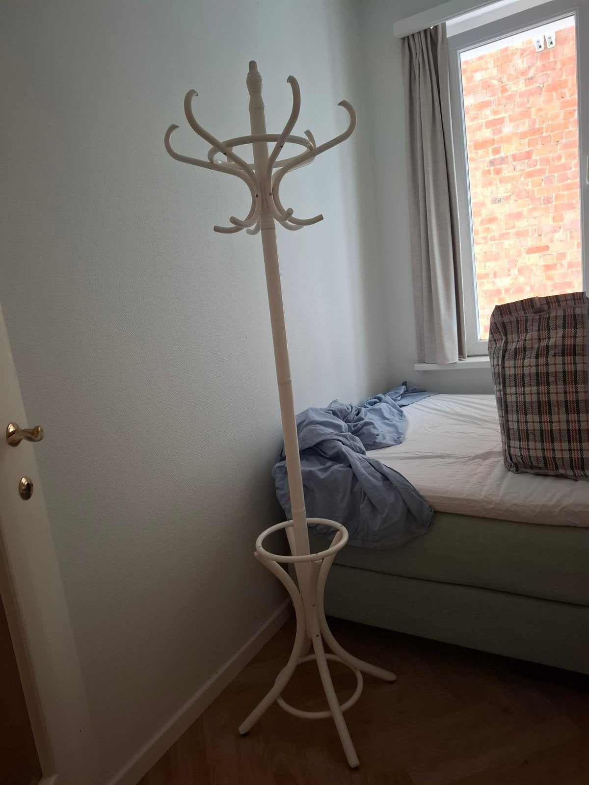 witgeschilderde houten kapstok, Ophalen