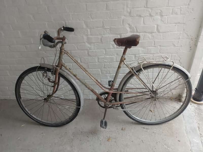 Heel oude vintage fiets, Ophalen