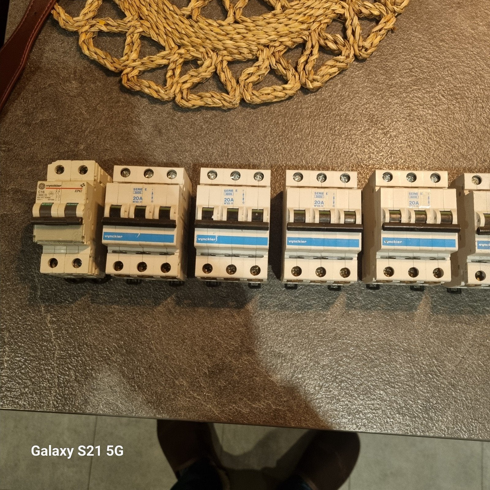 te koop zekeringen 12 stuks, Doe-het-zelf en Bouw, Elektriciteit en Kabels, Ophalen, Gebruikt