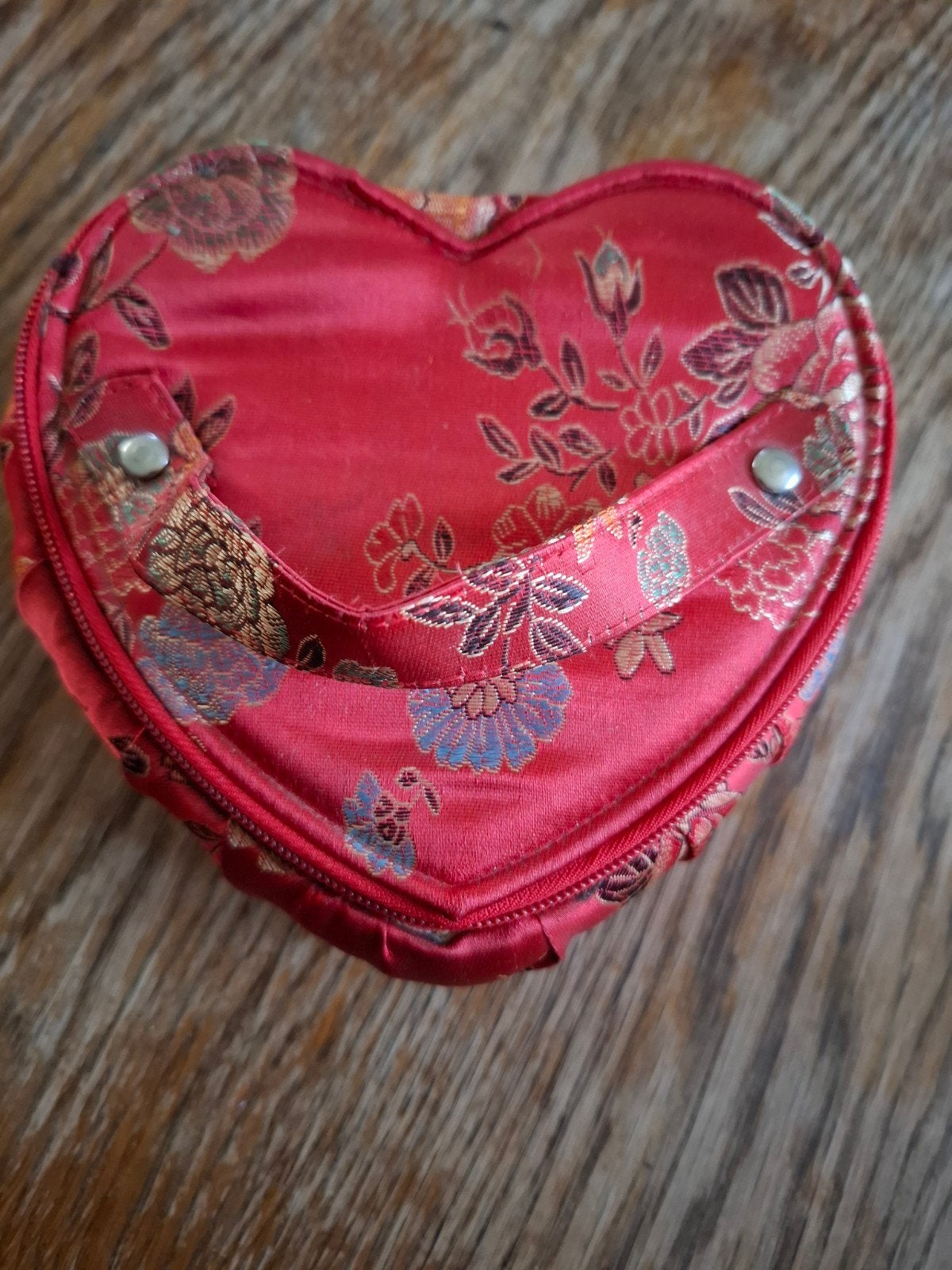 Boîte à bijoux élégante en forme de cœur avec tissu en broca, Enlèvement