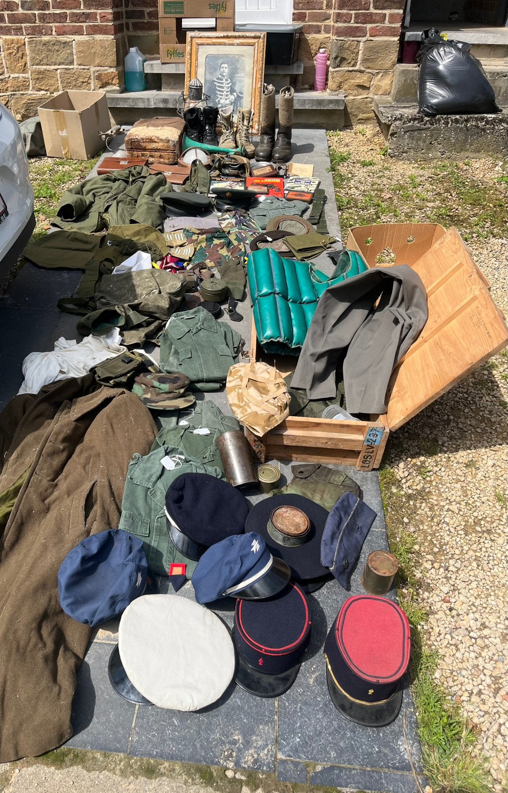 Lot militaria - brocante - toutes époques et tous pays, Enlèvement