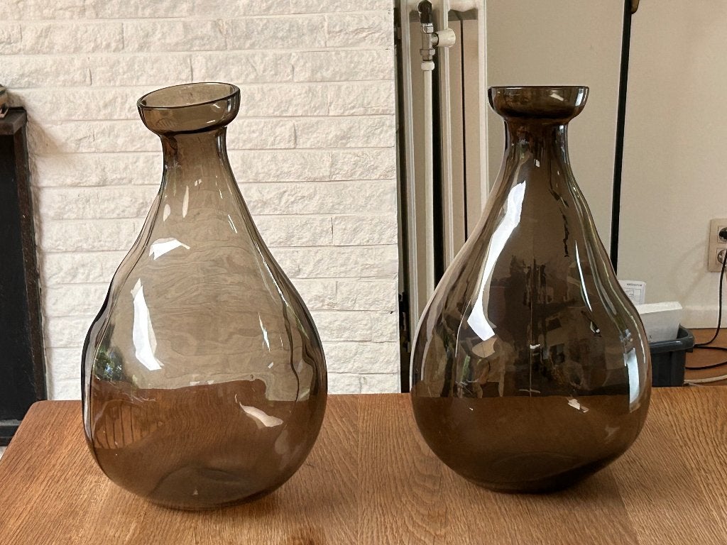 2 mooie bruine glazen vazen, Maison & Meubles, Accessoires pour la Maison | Vases, Marron, 41 cm, Comme neuf, Verre