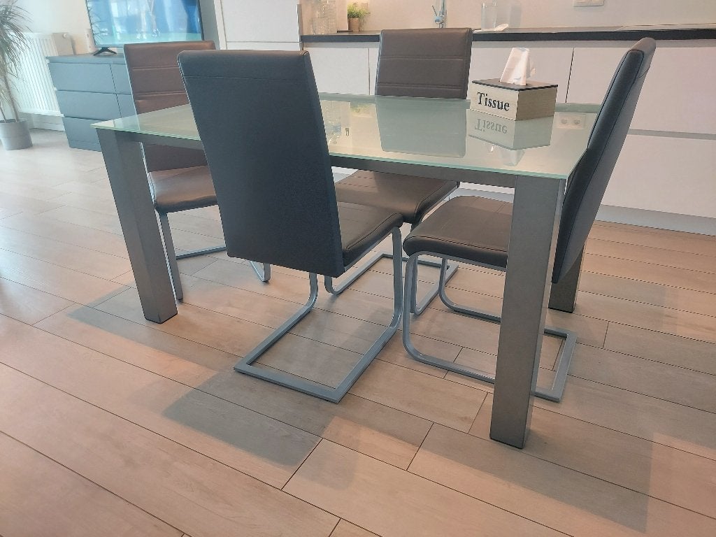 Tafel met stoelen, Ophalen