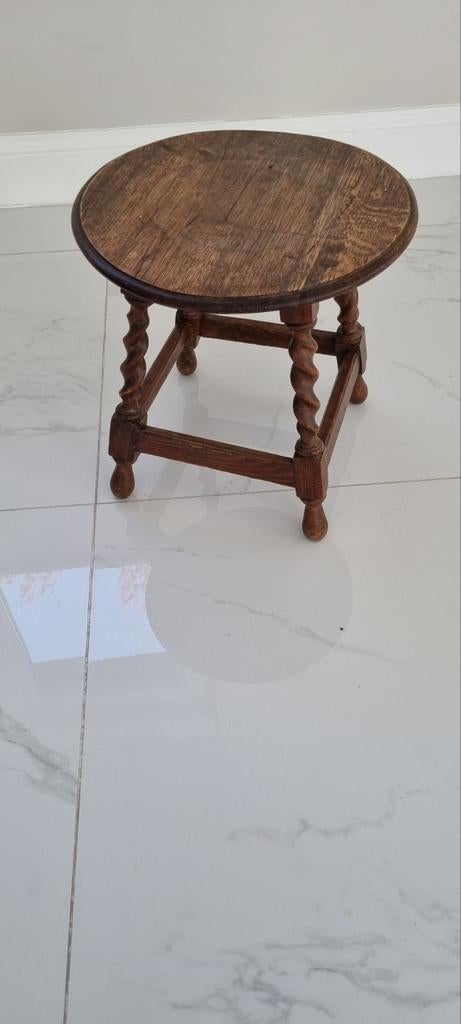 Vintage  petit  tabouret  en chêne  hauteur  +-  34cm et .