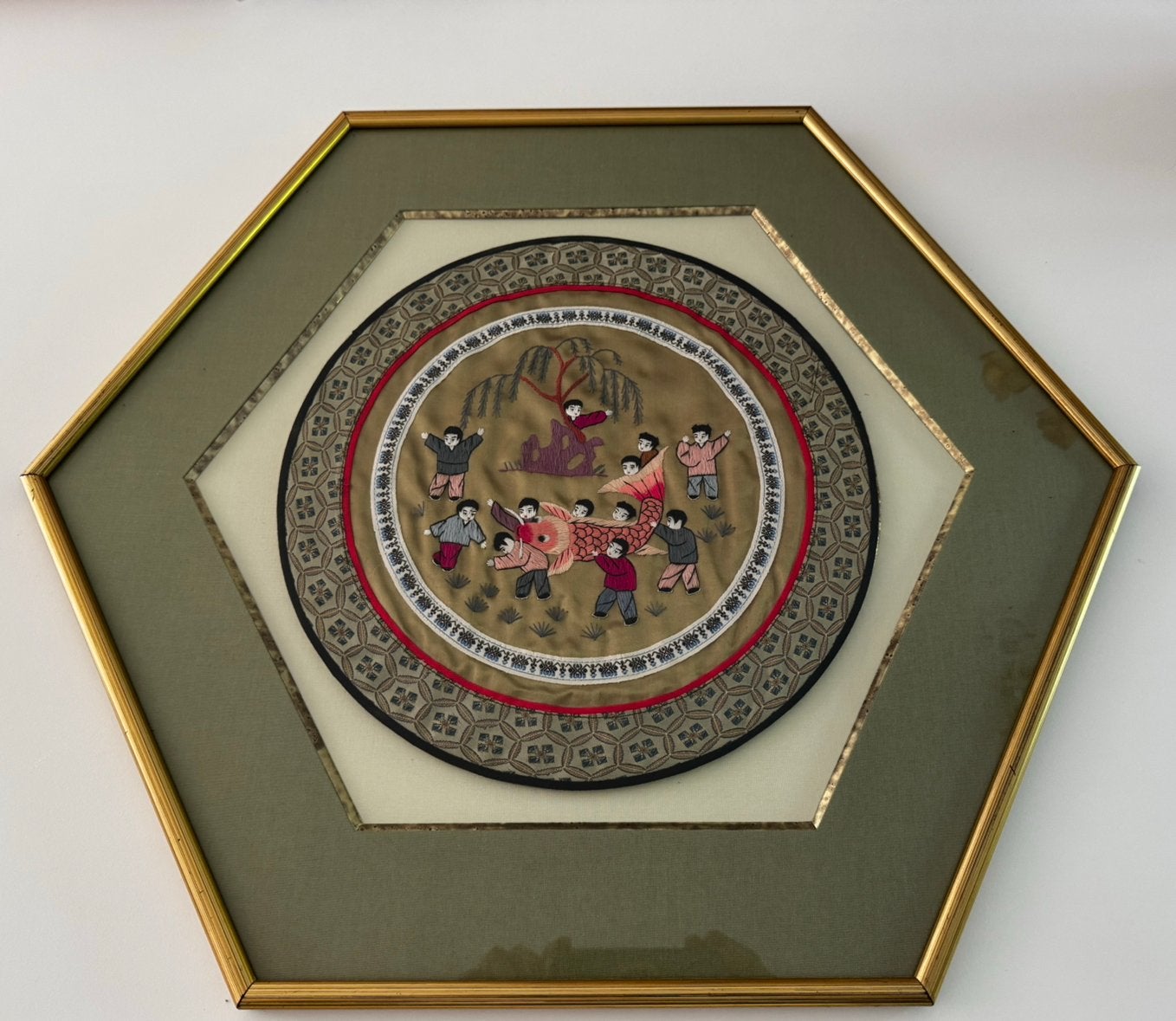 Broderie de soie chinoise vintage cadre hexagonal doré, Maison & Meubles, Doré, Enlèvement ou Envoi, Vintage, Comme neuf