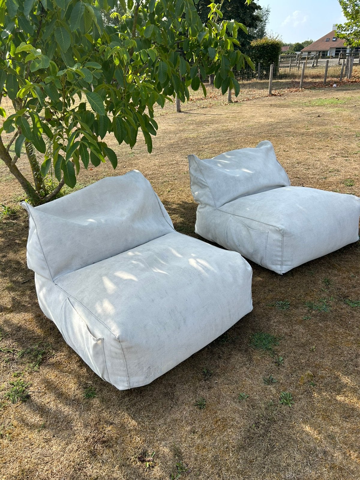 2 poufs blancs à vendre, marque Gart, Maison & Meubles, Sièges-poires, Enlèvement, Utilisé, Blanc, Pouf