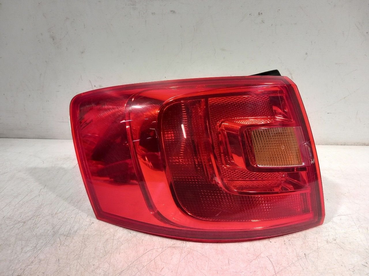 Achterlicht links buiten Volkswagen Jetta, Onderdelen@venauto.nl, Van der Ven Autorecycling B.V., Gebruikt, Ettenseweg 76, 4706 PB Roosendaal, The Netherlands