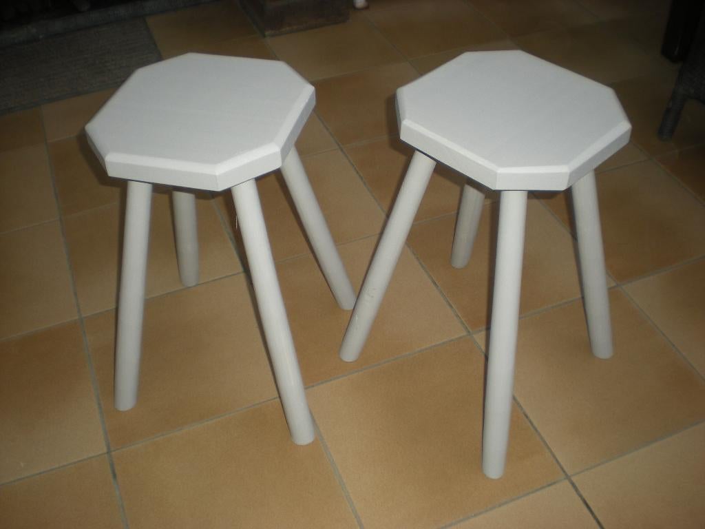 2 houten krukjes voor 25 €, Ophalen, Zo goed als nieuw