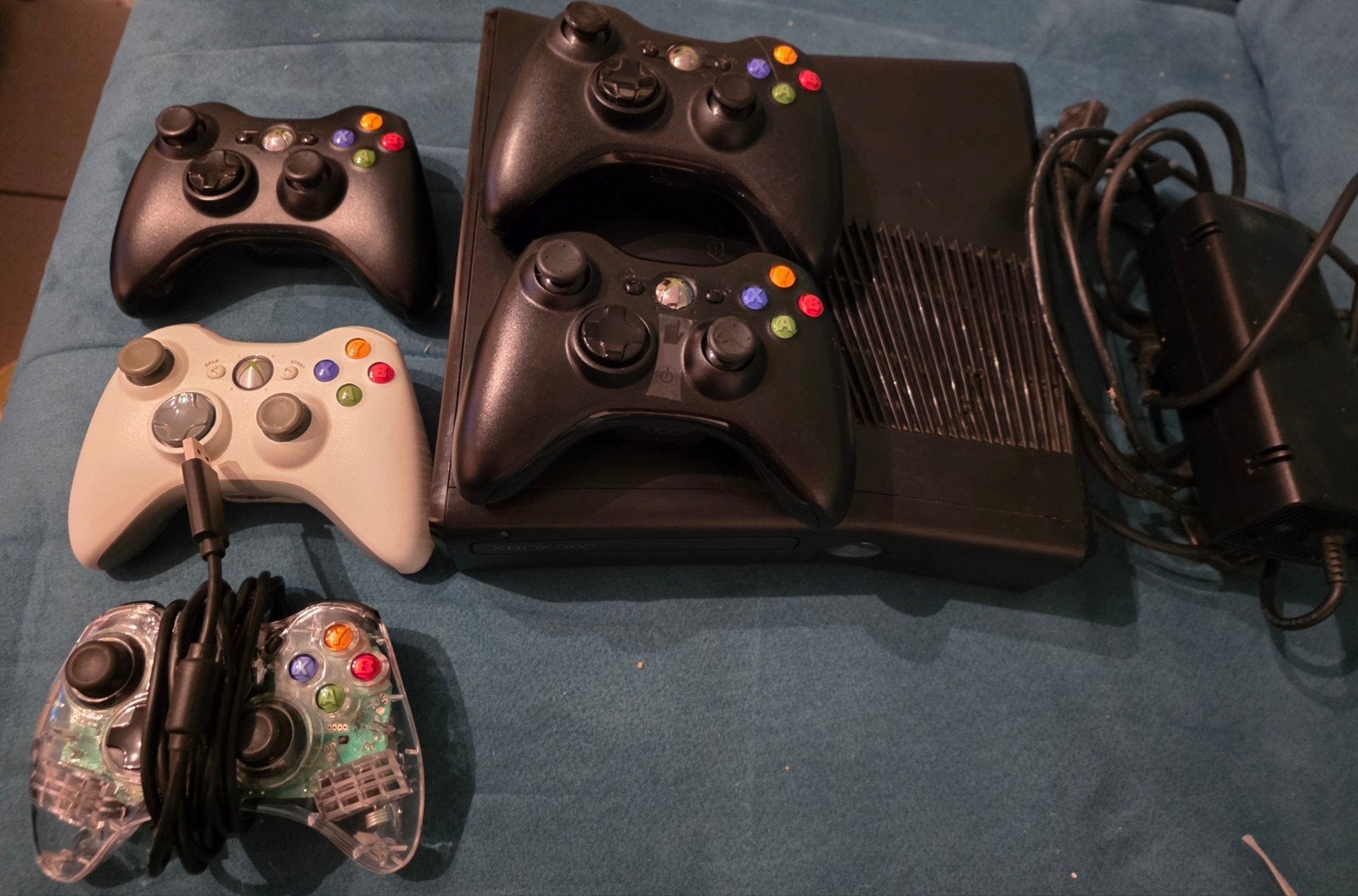 xbox 360slim met 5 controllers, Games en Spelcomputers, Ophalen, Zo goed als nieuw, Met 3 controllers of meer