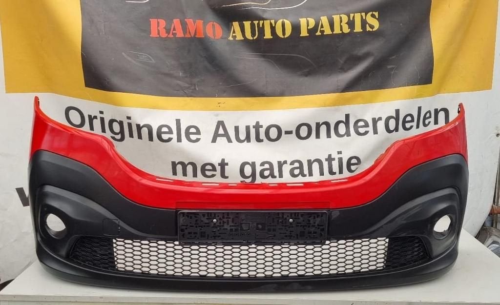 Voorbumper RENAULT TRAFIC 3 V 2014 + 620223380R, Gebruikt, -, -, Ophalen of Verzenden