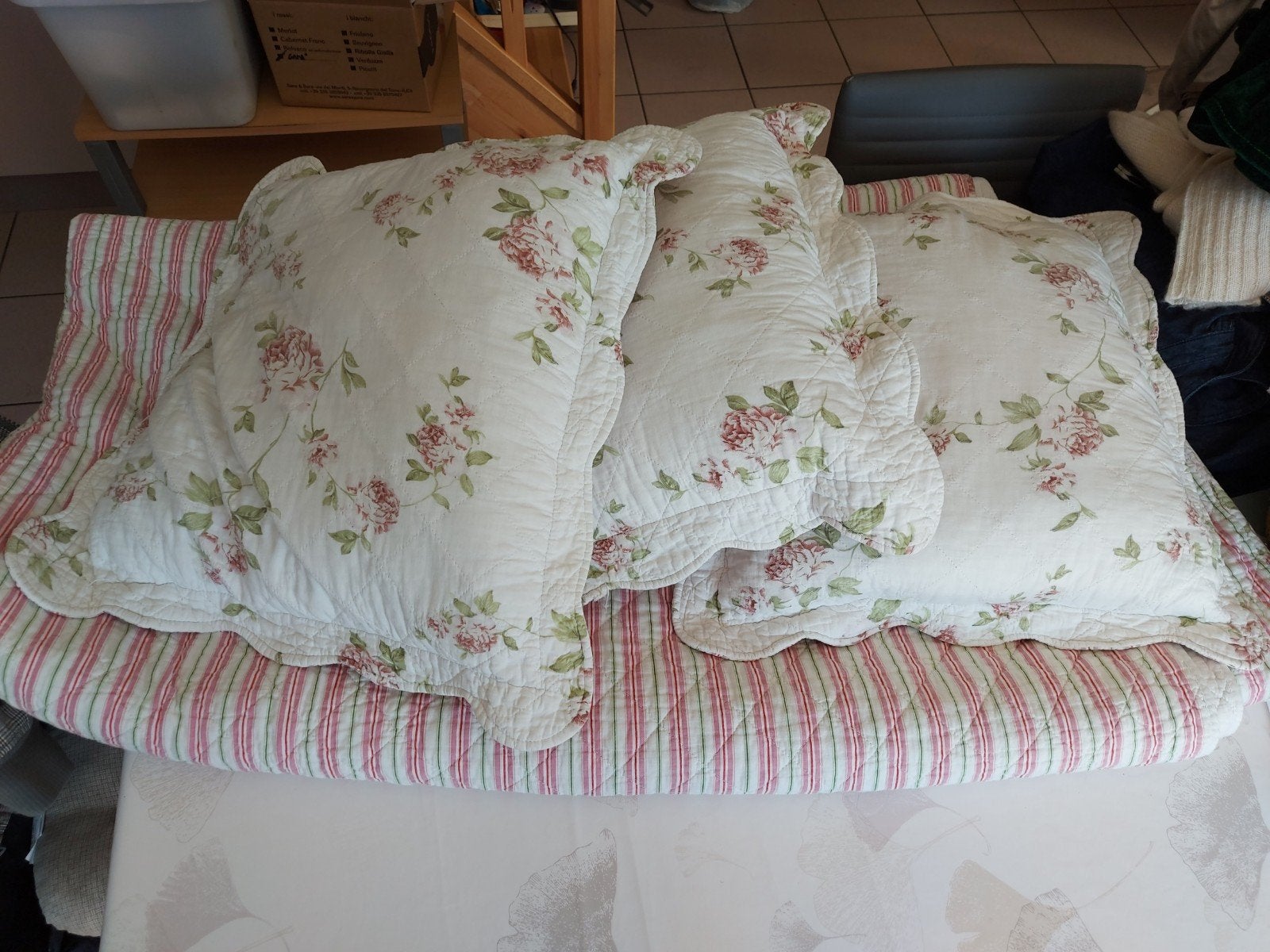 couvre lit et 3 coussins, Huis en Inrichting, Woonaccessoires | Plaids en Woondekens, Ophalen of Verzenden, Omkeerbaar