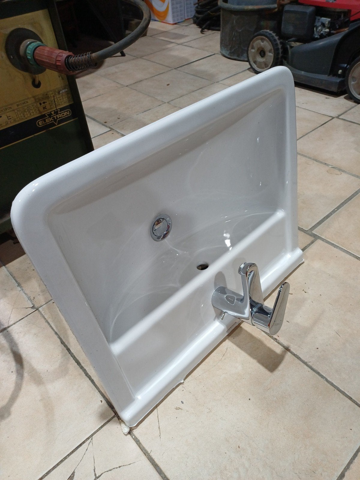 lavabo met kraan, Enlèvement, Robinet