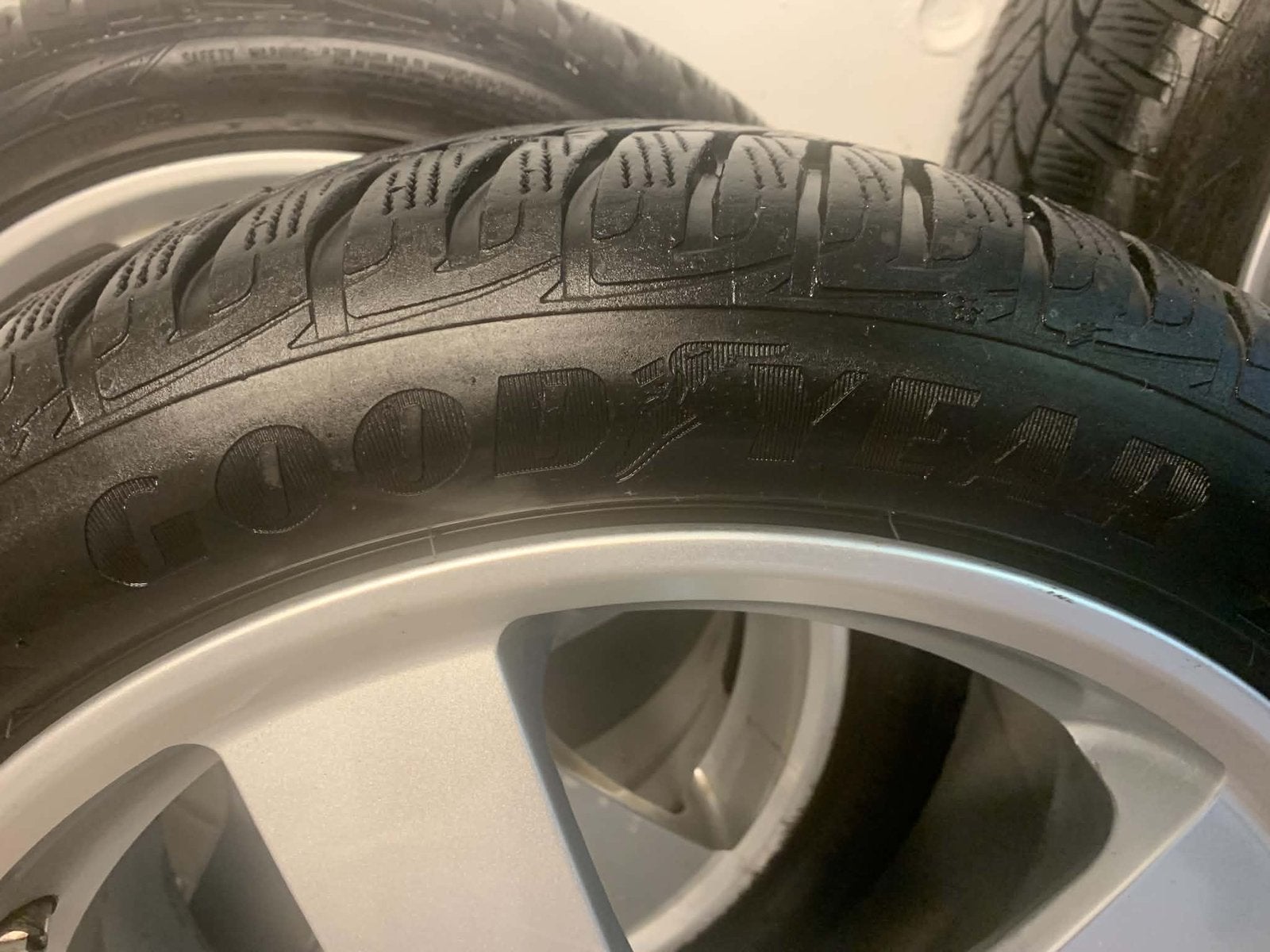 Pneus d'hiver Goodyear avec jantes, Autos : Pièces & Accessoires, Enlèvement, Pneus hiver, Jante(s)