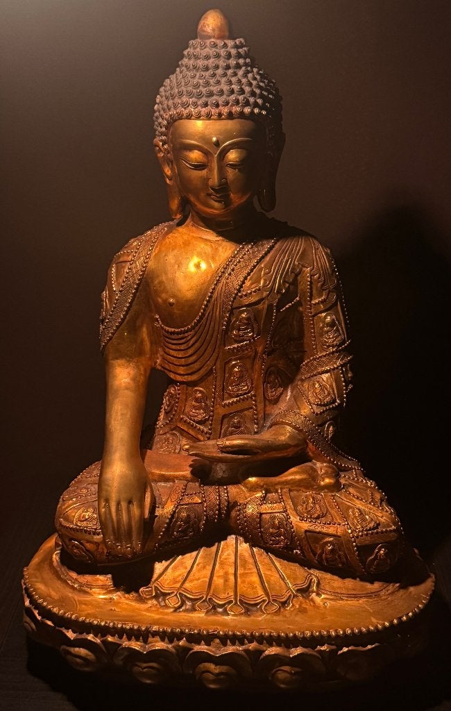 Grand Bouddha en Bronze Doré Signé - 1960 - Chine, Antiquités & Art, Enlèvement ou Envoi, Bronze, Objet rituel, Or