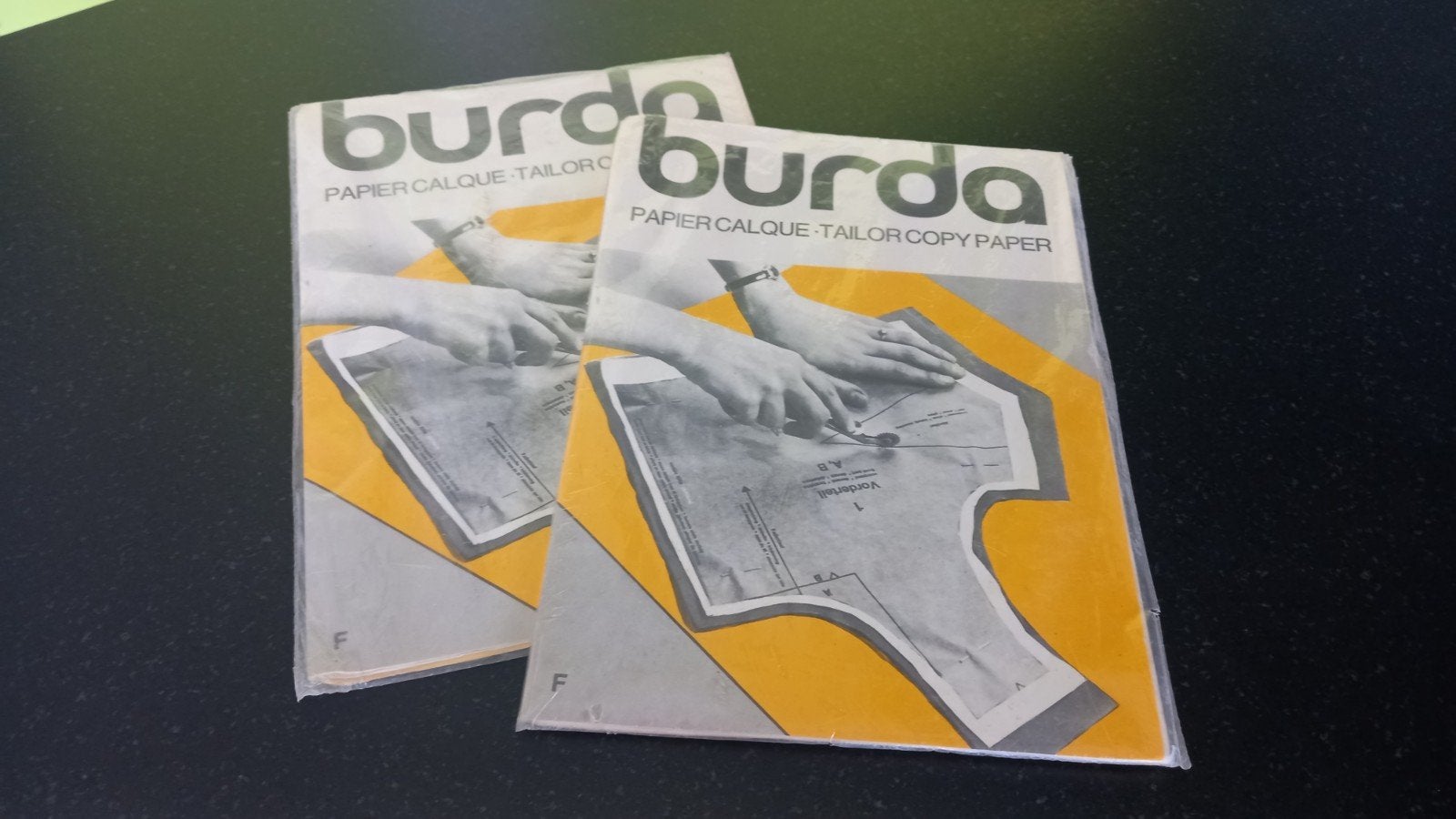Burda kalkpapier 2 stuks kleding maken, Hobby en Vrije tijd, Kledingpatronen, Ophalen of Verzenden, Burda