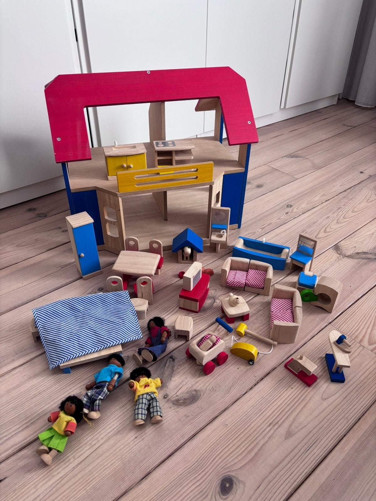 Houten poppenhuis volledig gemeubeld, Ophalen, Zo goed als nieuw, Poppenhuis