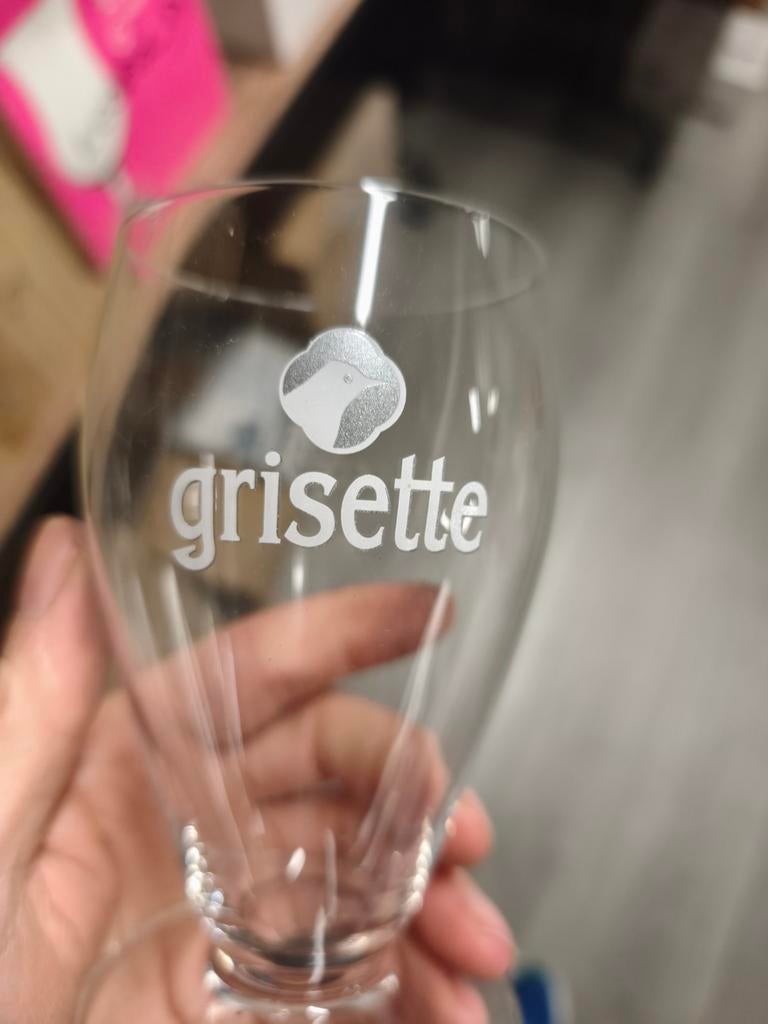 6 verres grisette, Enlèvement