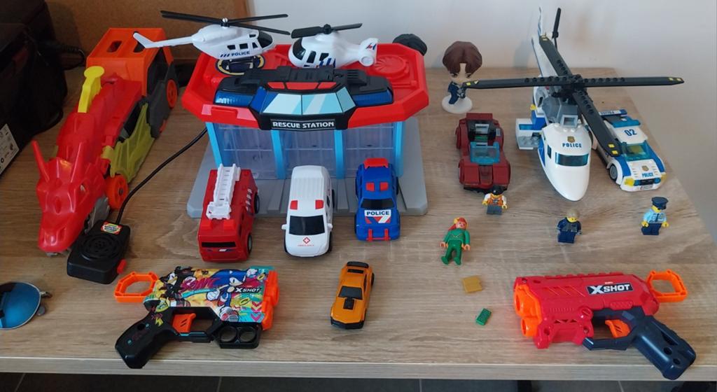 Lots de jouets. Il y a des legos, Ophalen